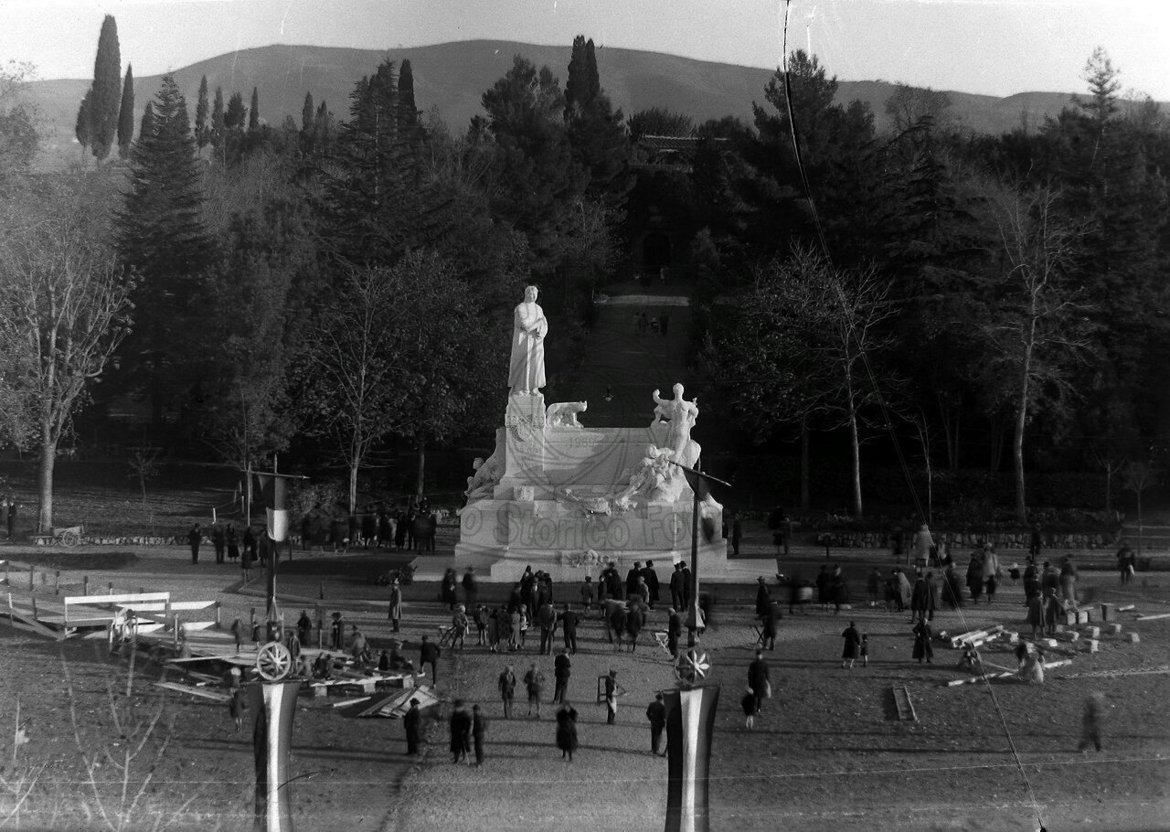 Monumento a Petrarca