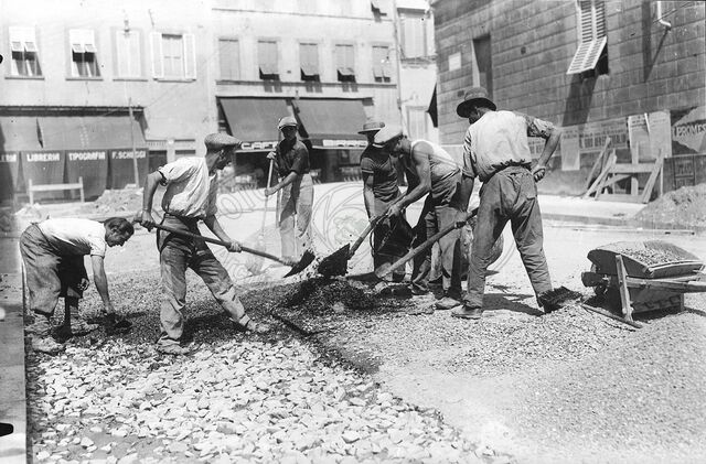 Lavori stradali in Via Guido Monaco