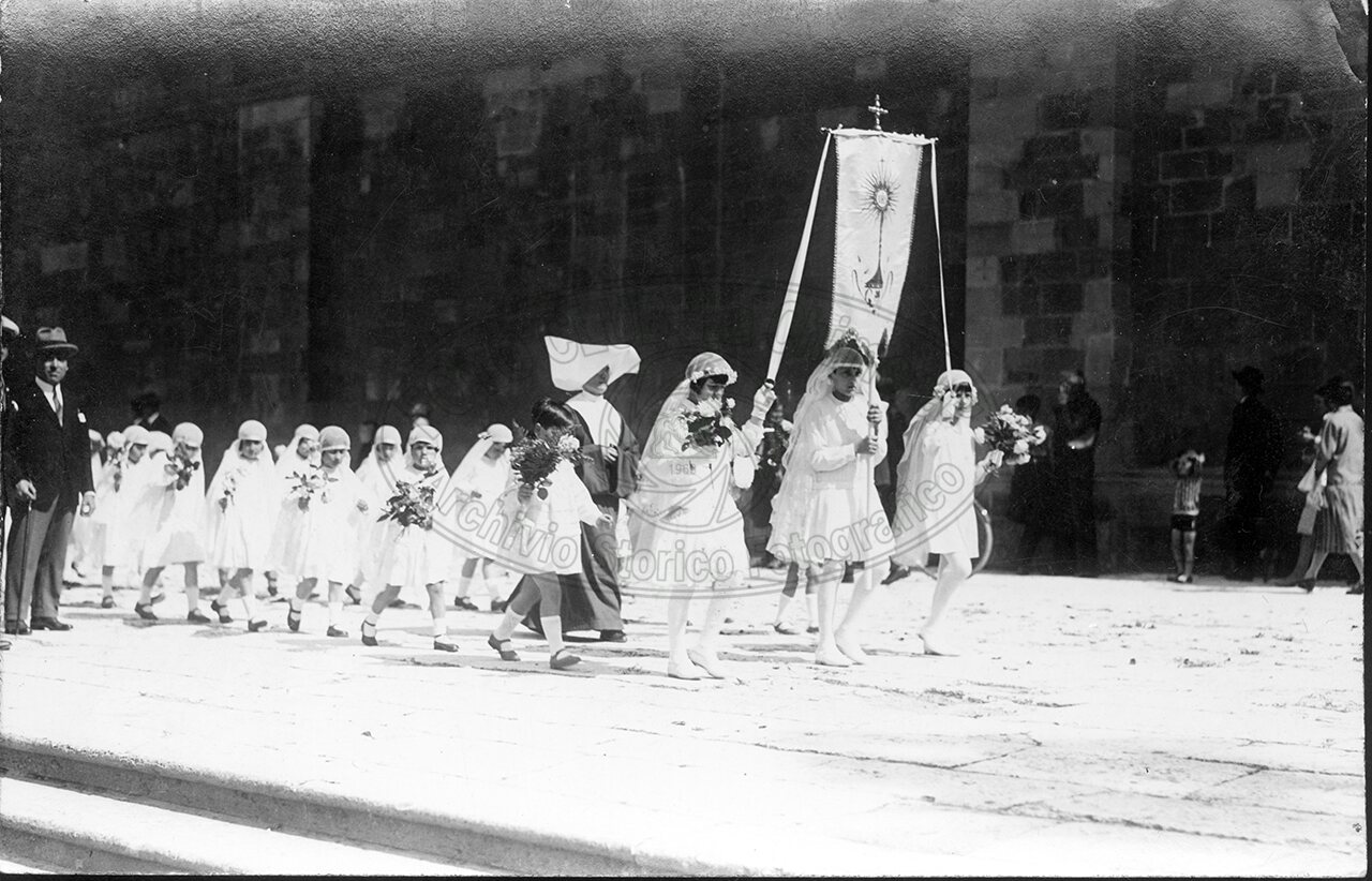 Processione di educande