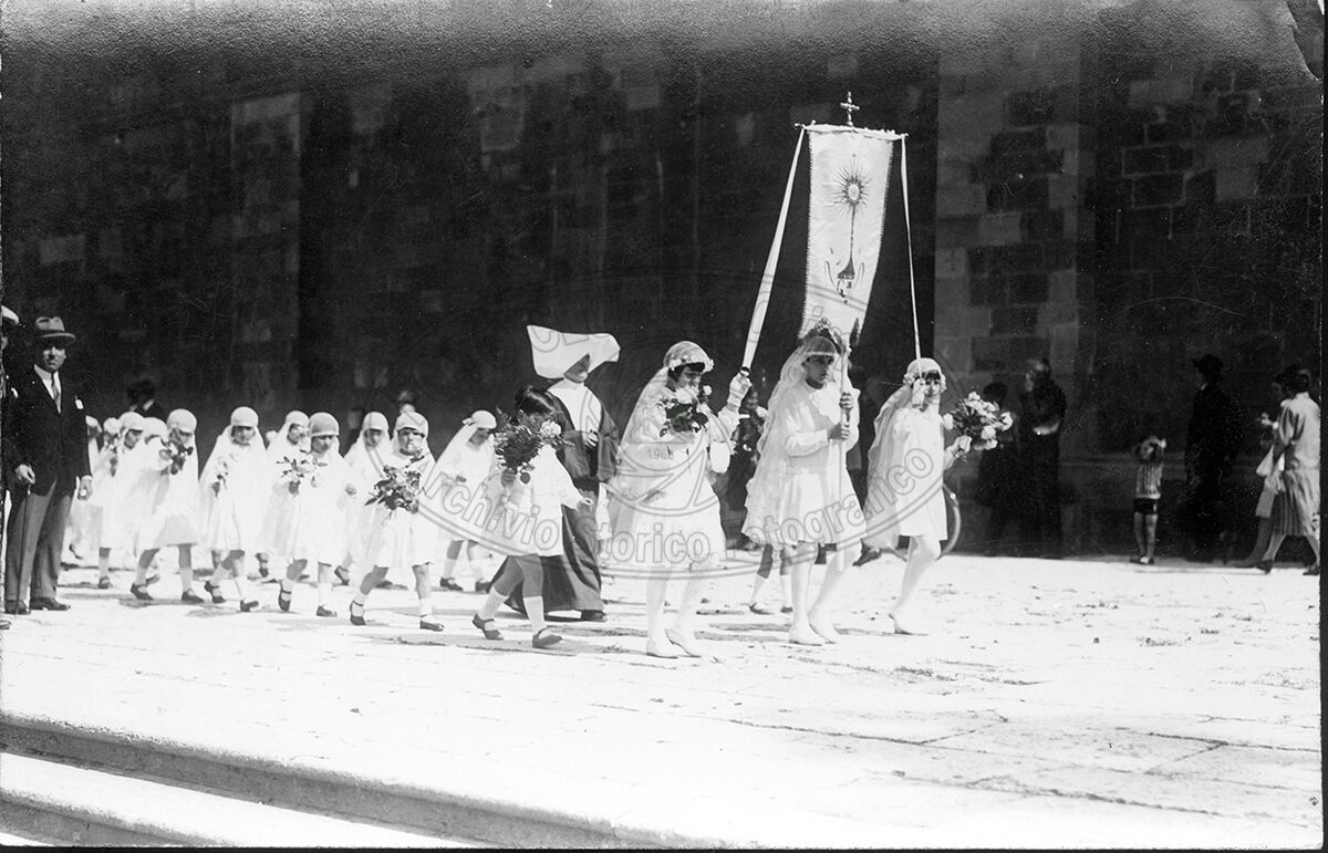 Processione di educande