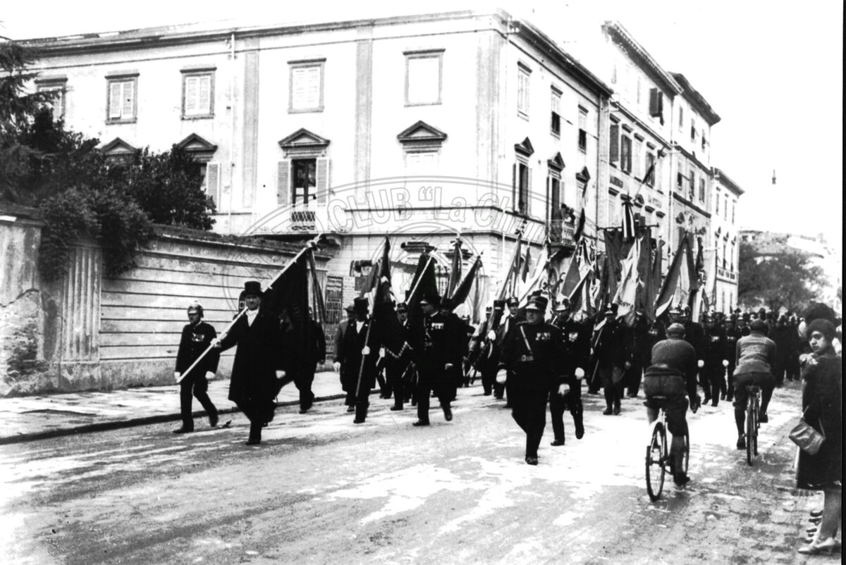 Corteo in Via Guido Monaco