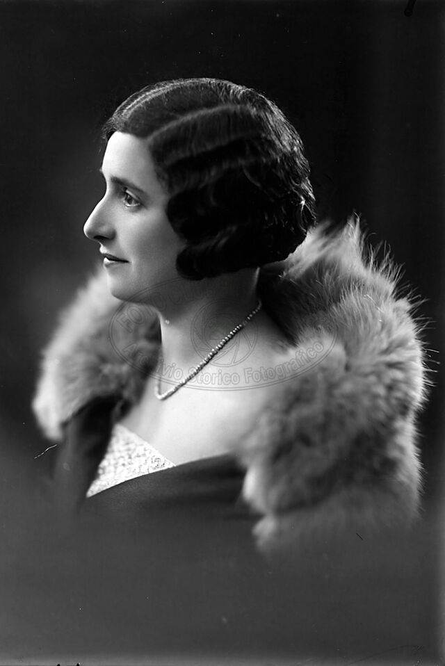 Ritratto di donna in studio