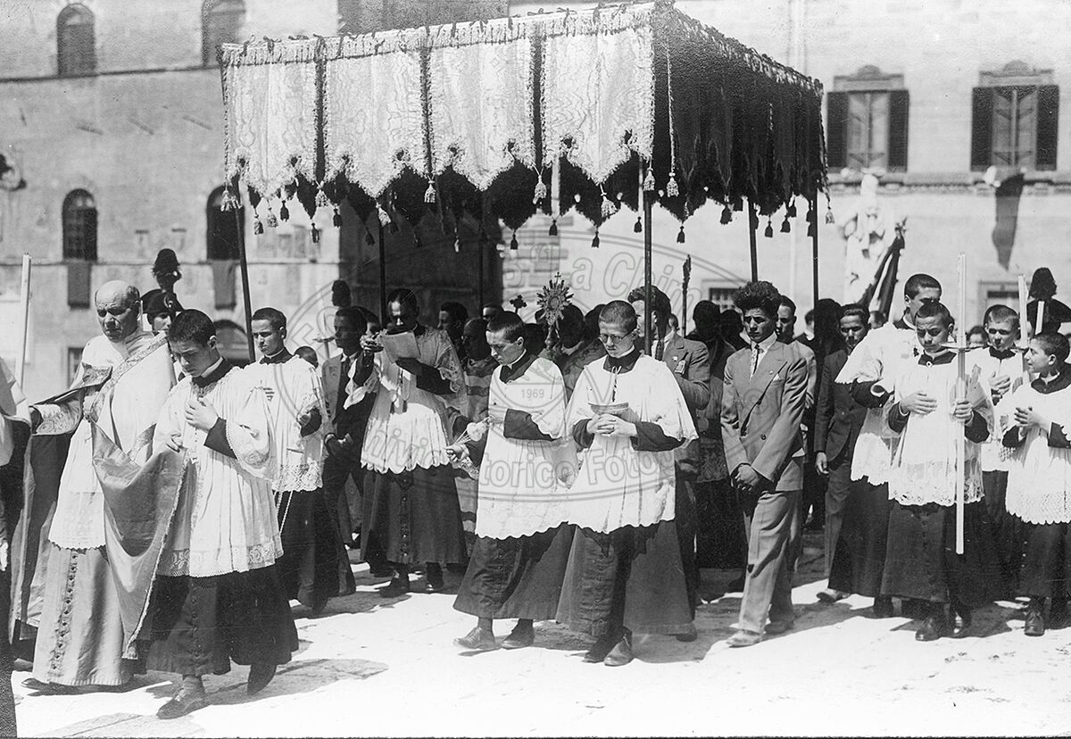 Religiosi in processione