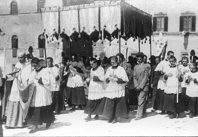 Religiosi in processione