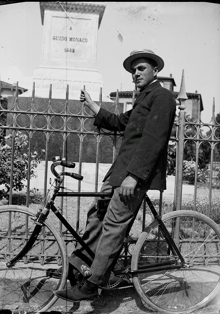 Ciclista in Piazza Guido Monaco