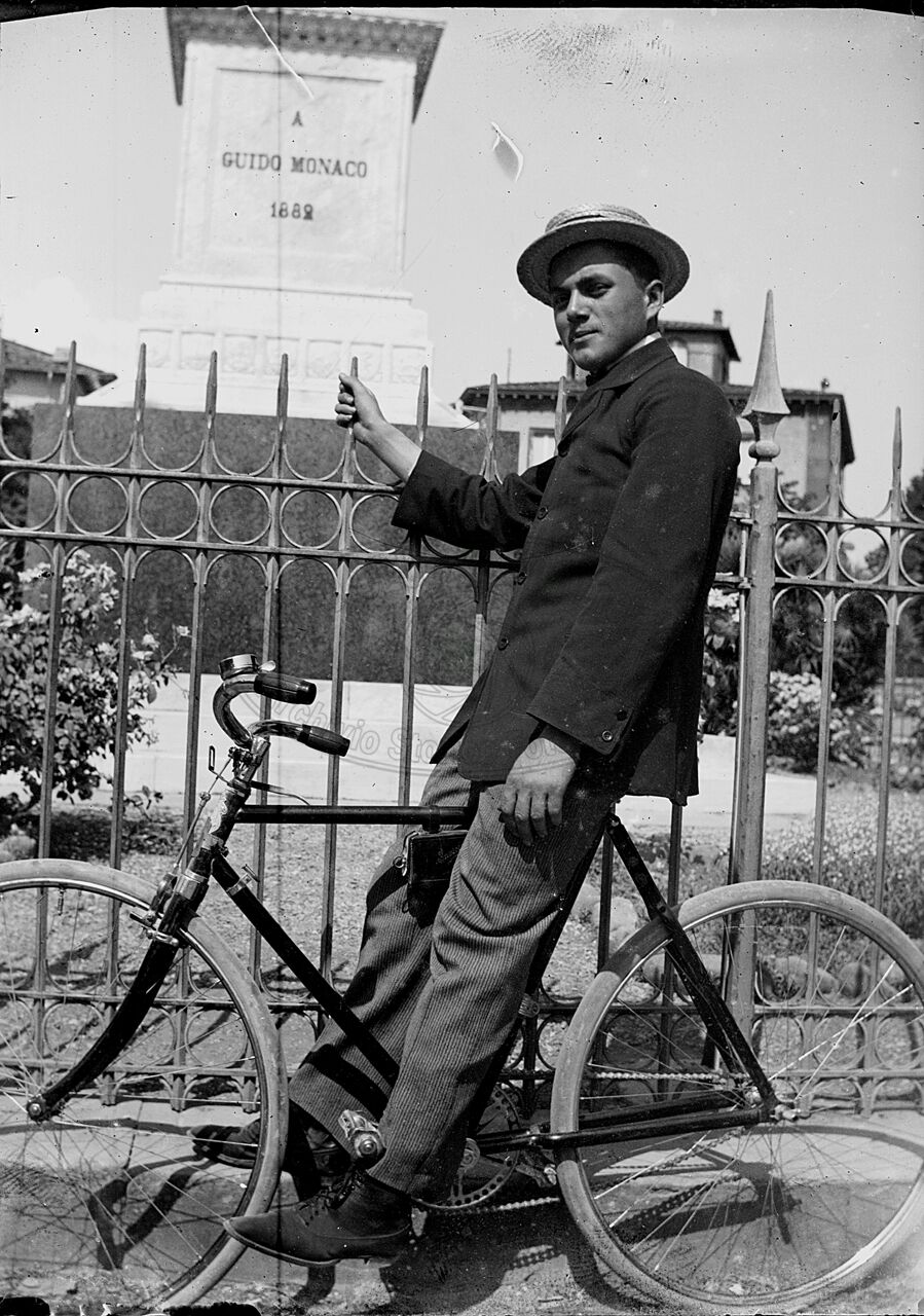 Ciclista in Piazza Guido Monaco