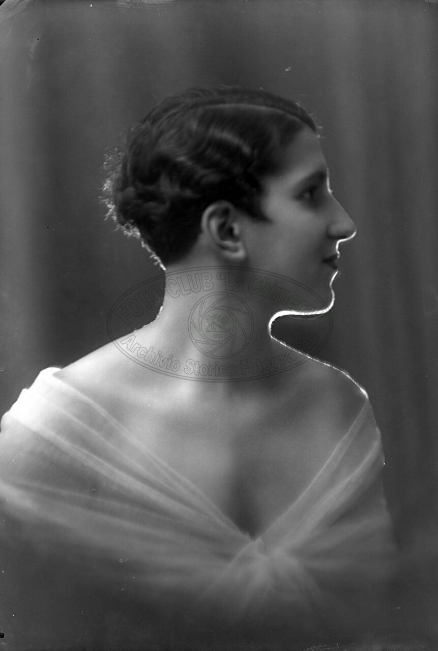 Ritratto di donna in studio