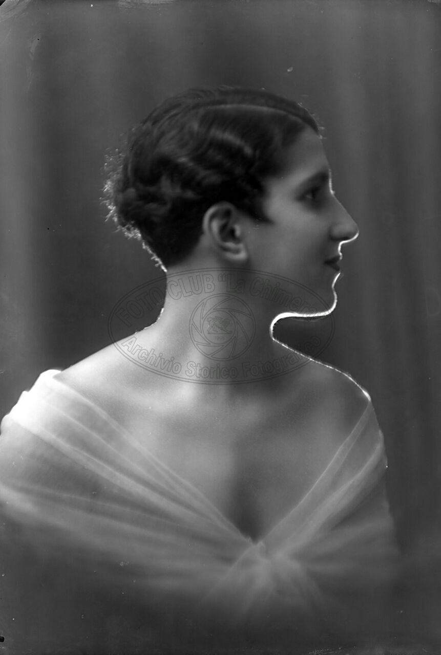 Ritratto di donna in studio