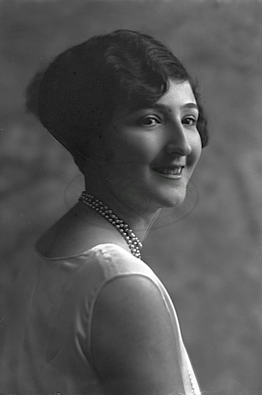 Ritratto di donna in studio