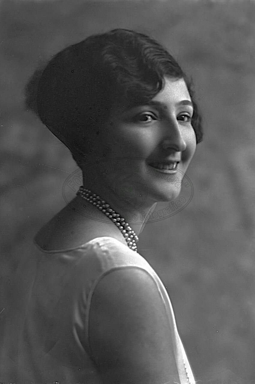 Ritratto di donna in studio