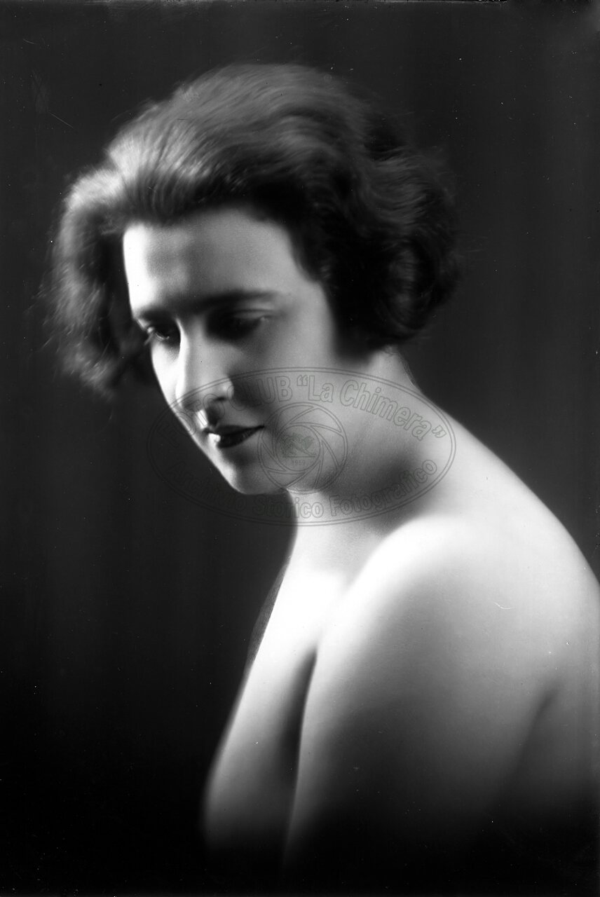 Ritratto di donna in studio