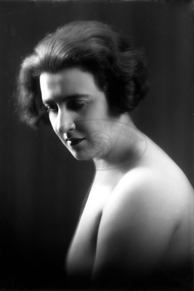 Ritratto di donna in studio