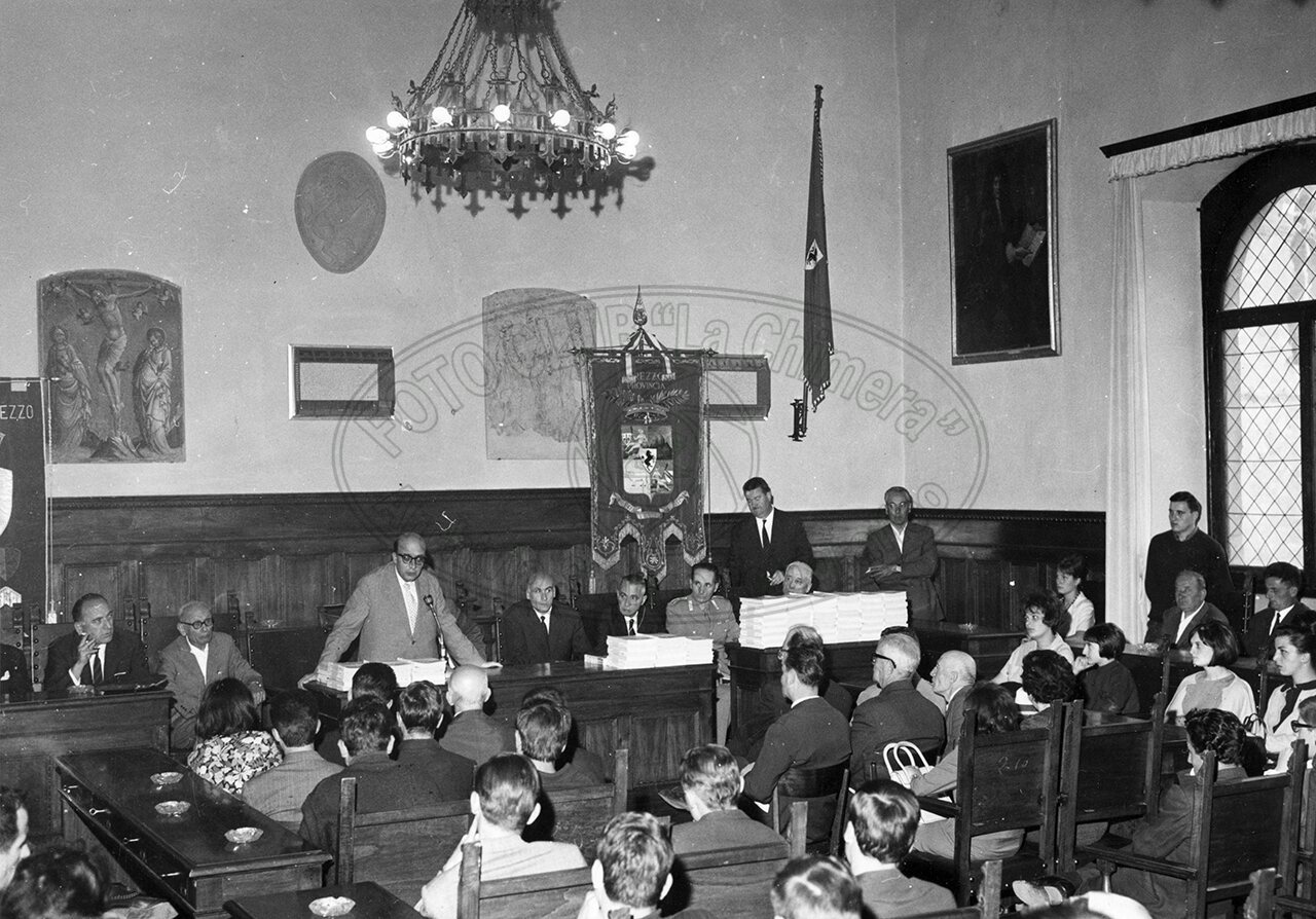 Riunione nella sala comunale