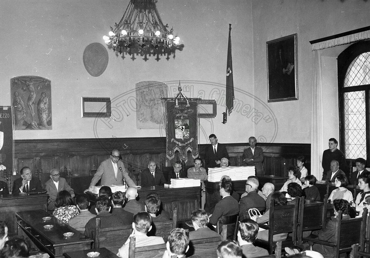 Riunione nella sala comunale
