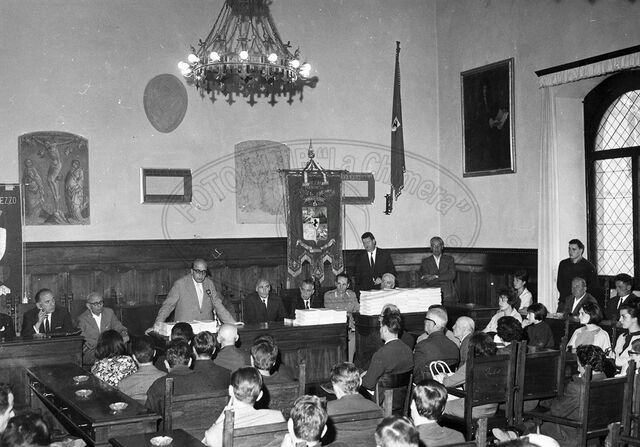 Riunione nella sala comunale