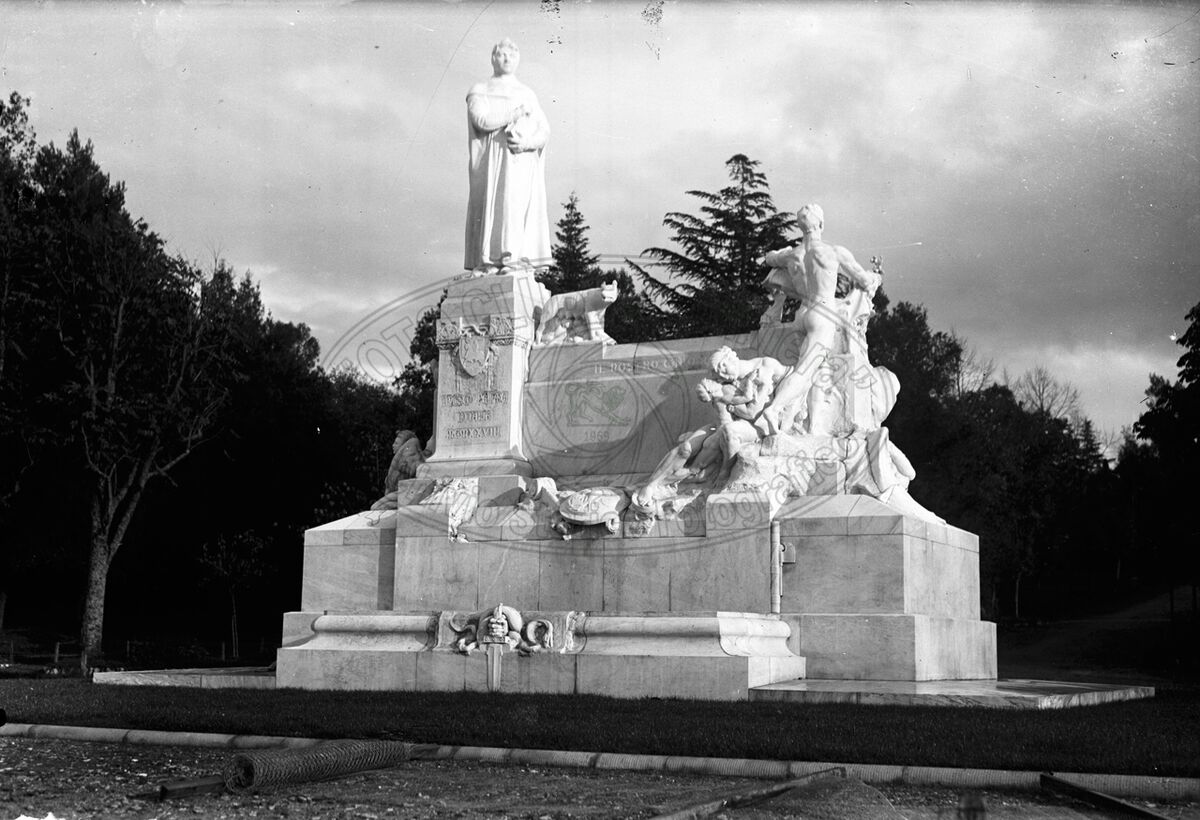 Monumento a Petrarca