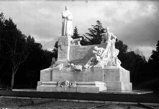 Monumento a Petrarca