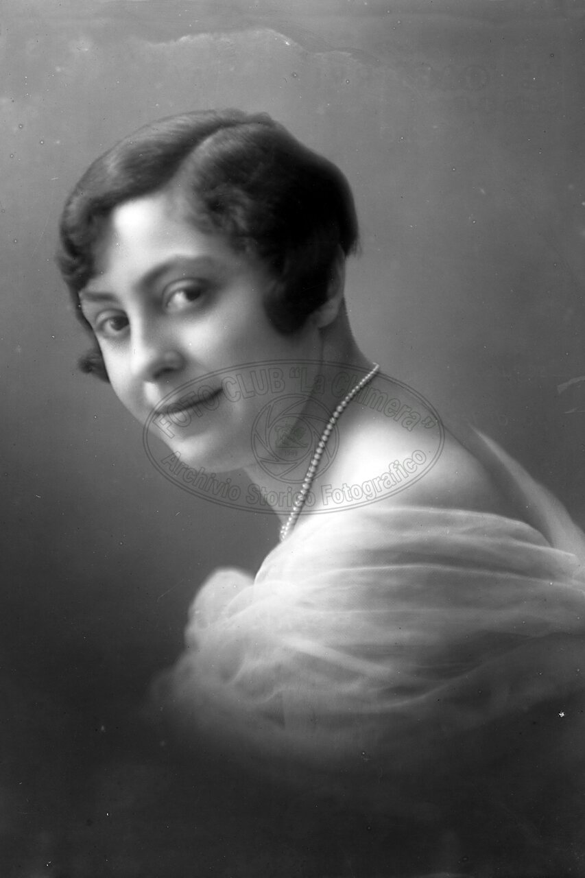 Ritratto di donna in studio
