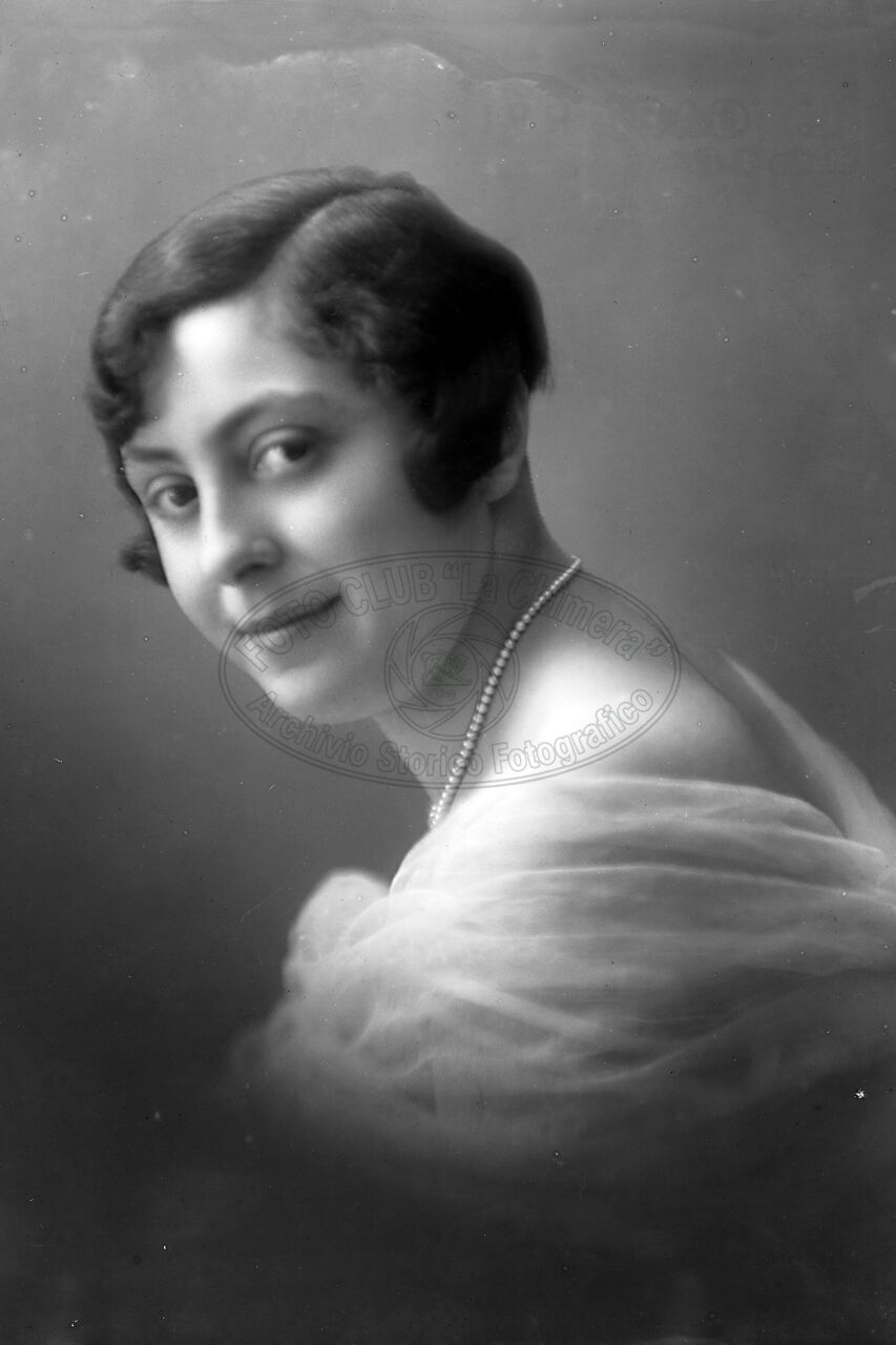 Ritratto di donna in studio
