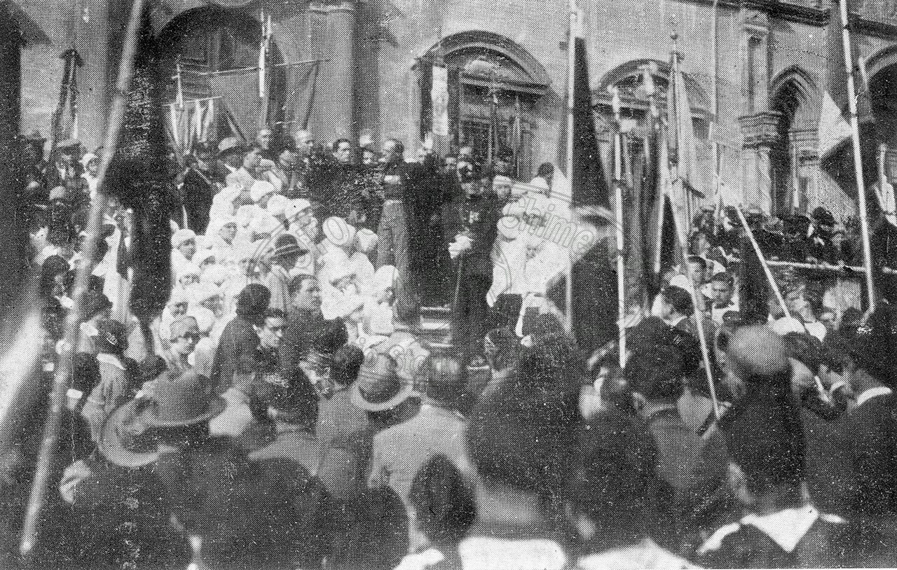 Assembramento di gente e militari fascisti