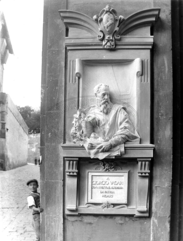 Edicola con busto del Vasari