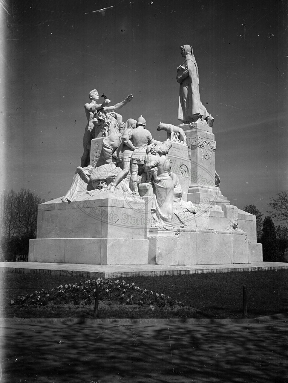 Monumento a Petrarca al Prato