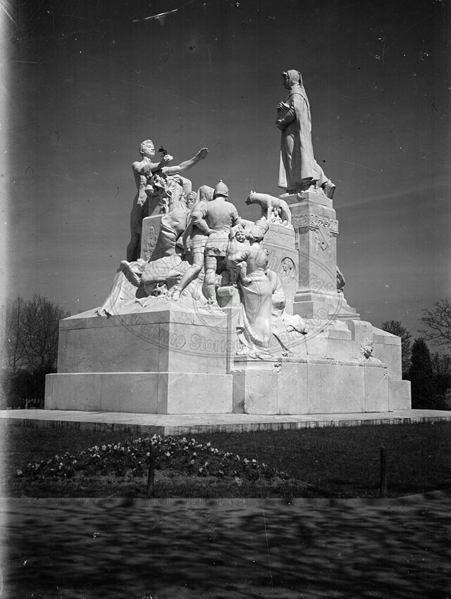 Monumento a Petrarca al Prato