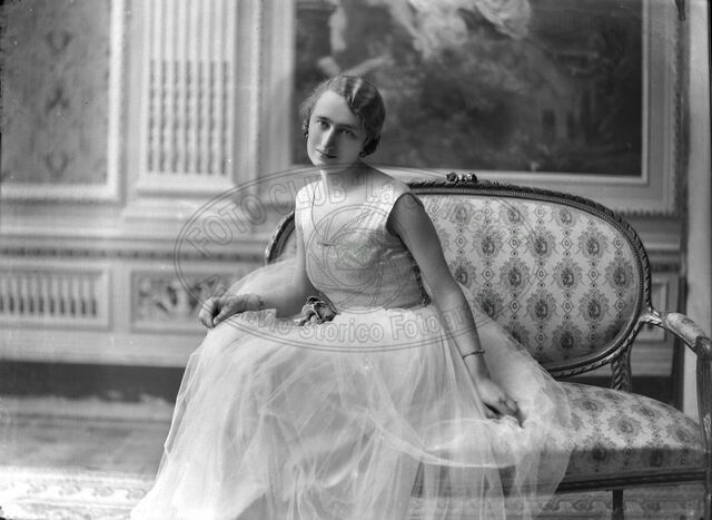 Ritratto di donna seduta