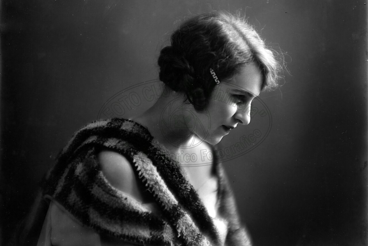 Ritratto di donna in studio
