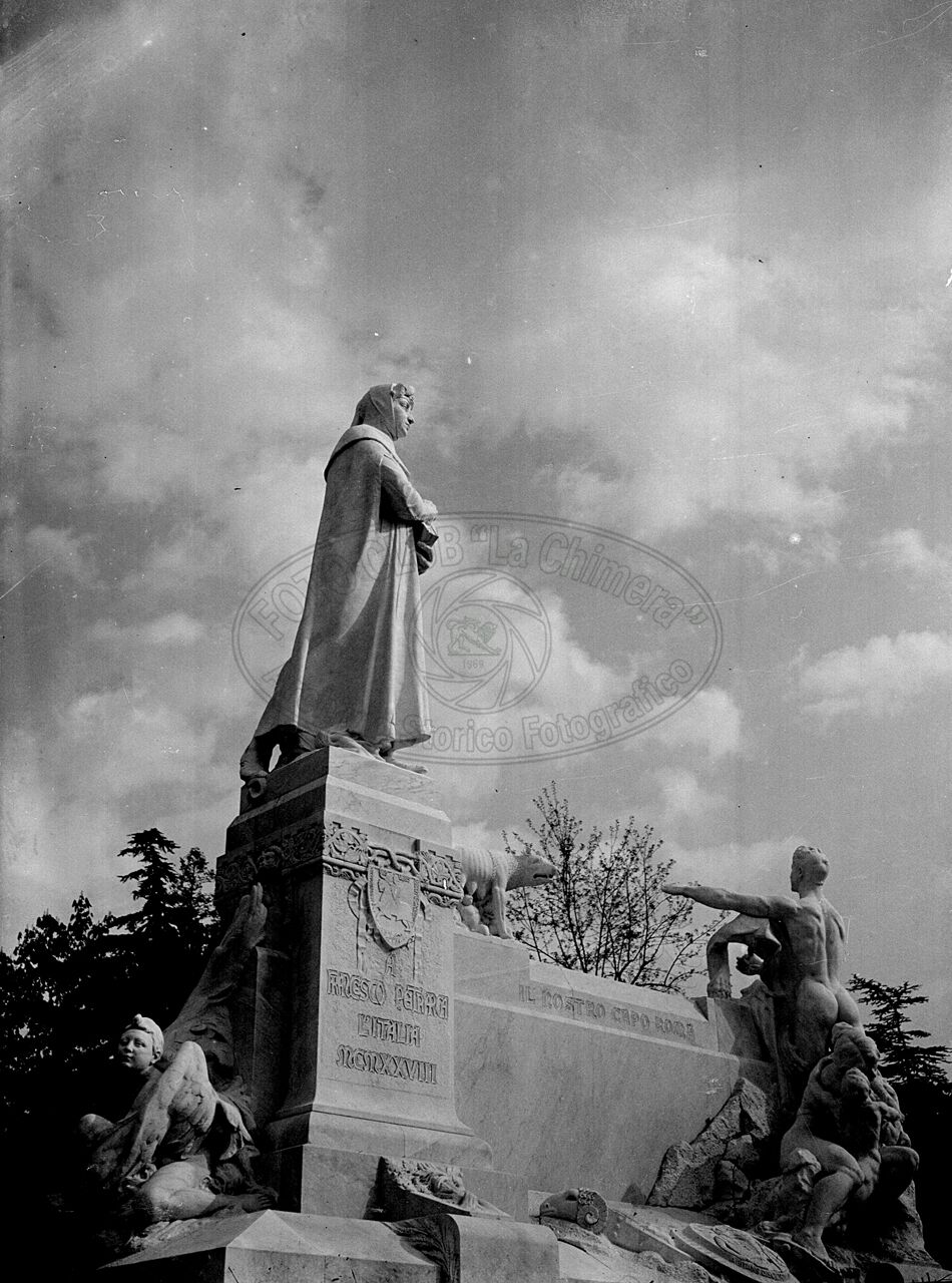 Monumento a Petrarca al Prato