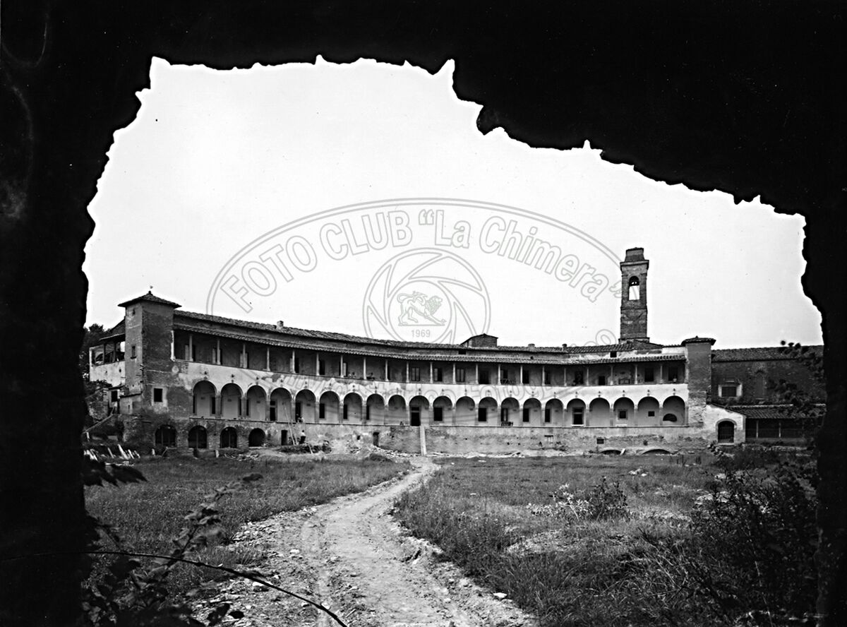 Da un arco dell’Anfiteatro Romano