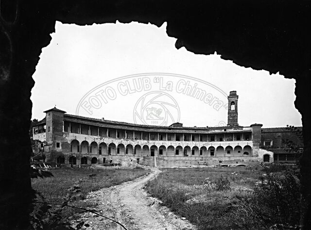 Da un arco dell’Anfiteatro Romano
