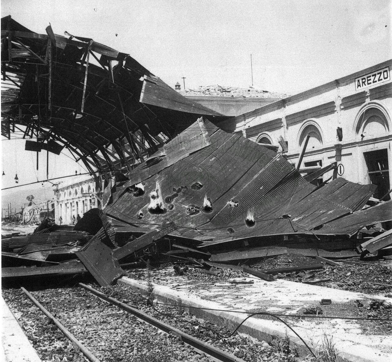 La stazione semidistrutta