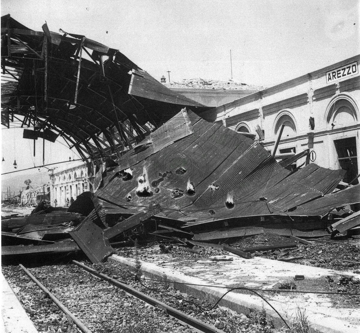 La stazione semidistrutta