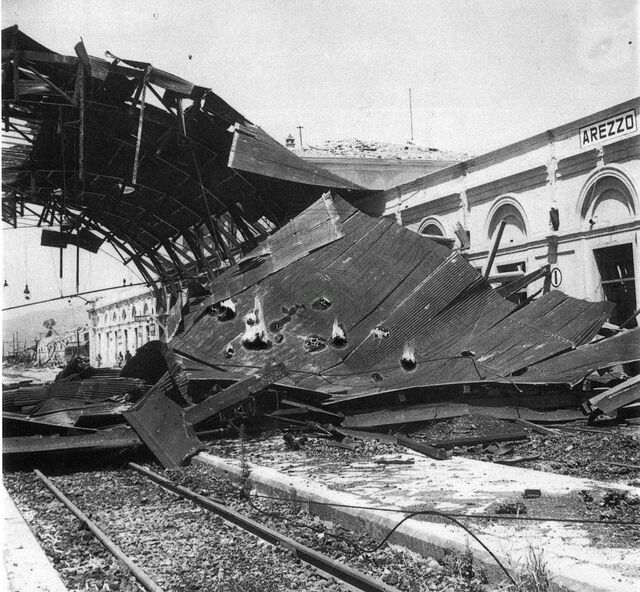 La stazione semidistrutta