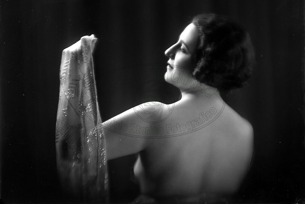 Ritratto di donna in studio