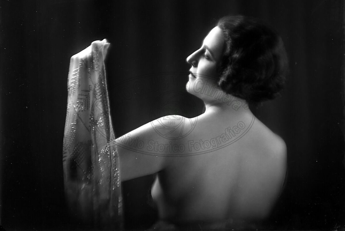 Ritratto di donna in studio