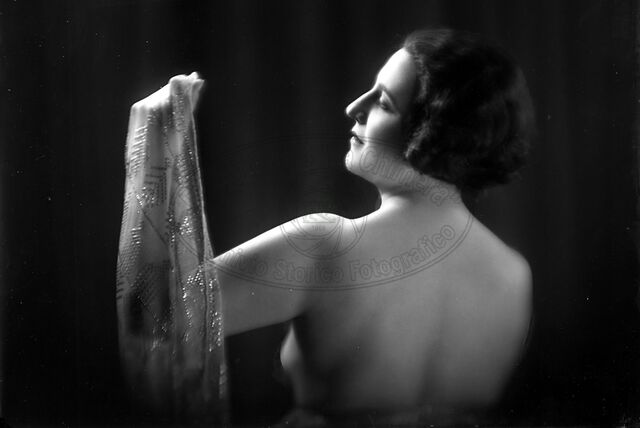 Ritratto di donna in studio