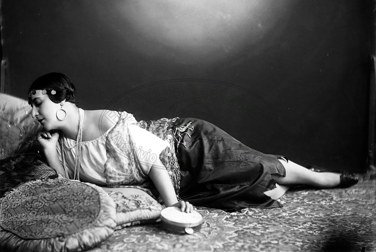 Figura di donna in studio