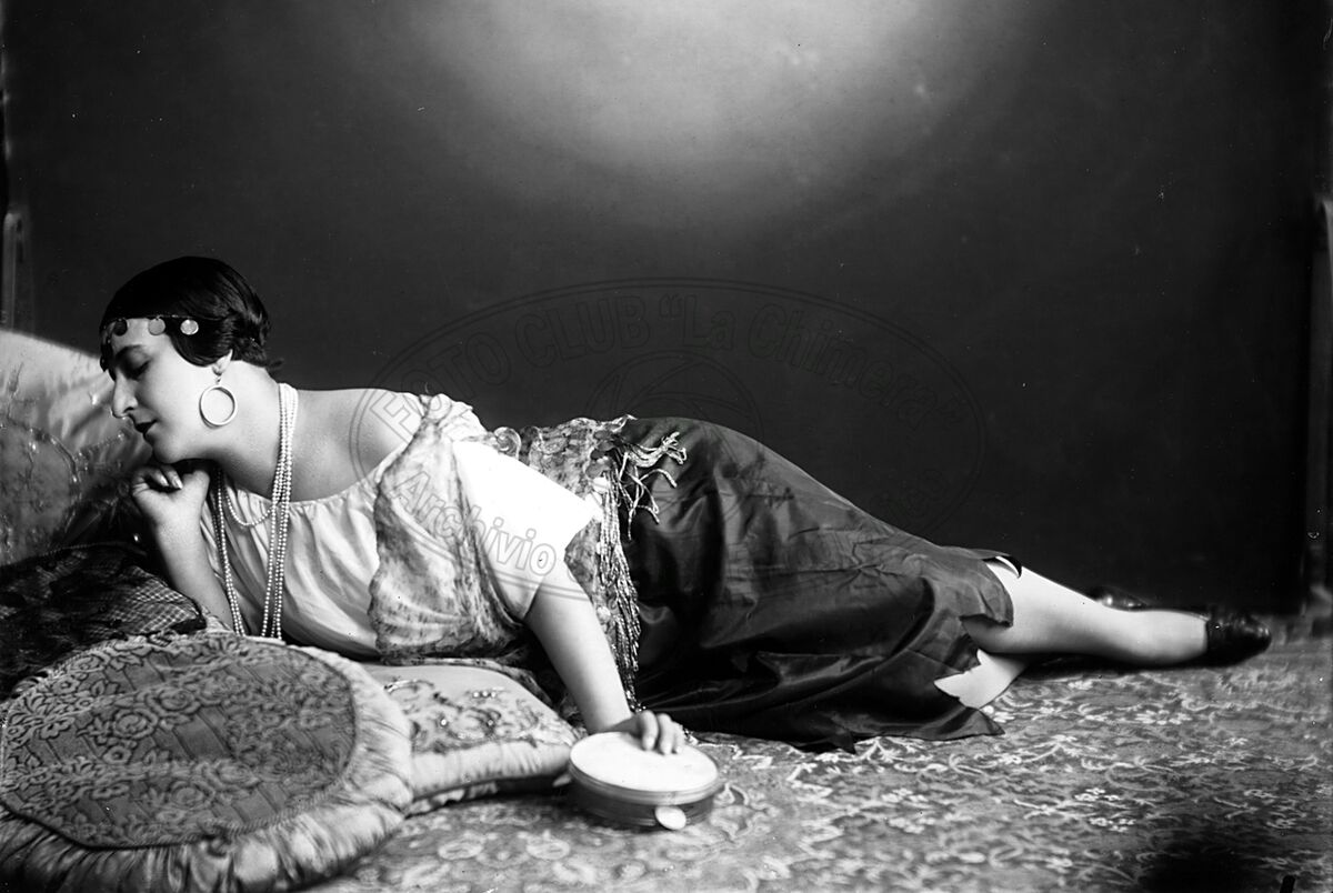 Figura di donna in studio