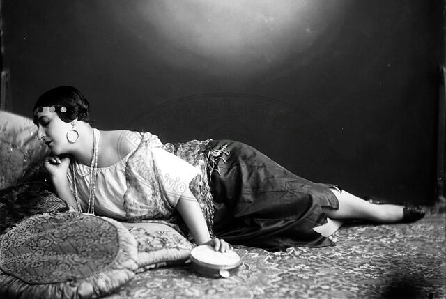 Figura di donna in studio