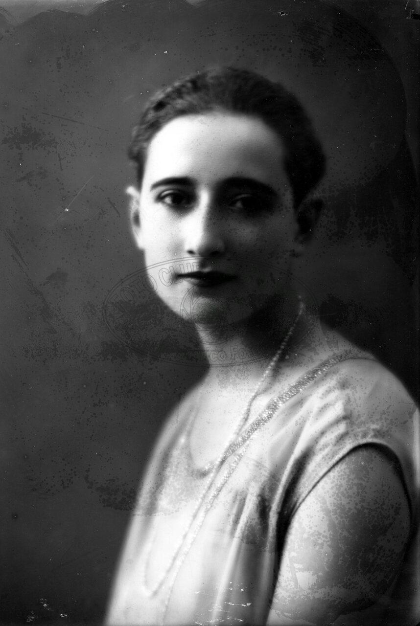 Ritratto di giovane donna in studio