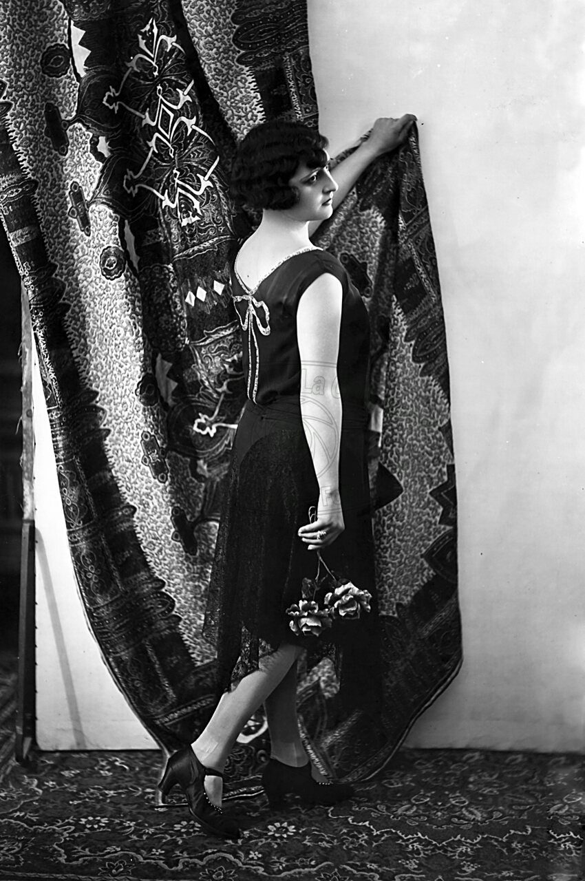 Figura di donna in studio