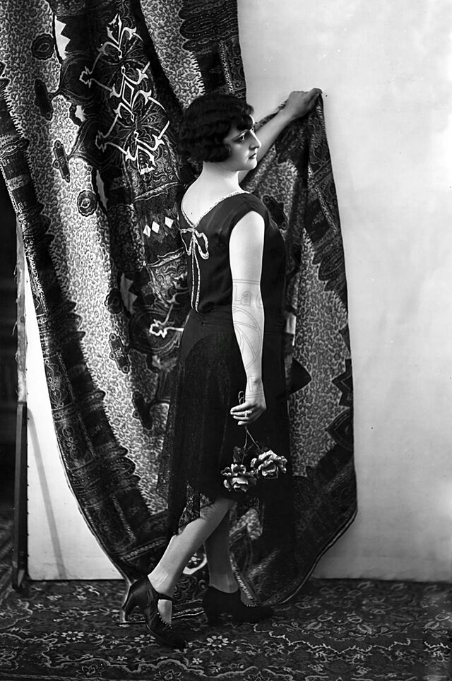 Figura di donna in studio