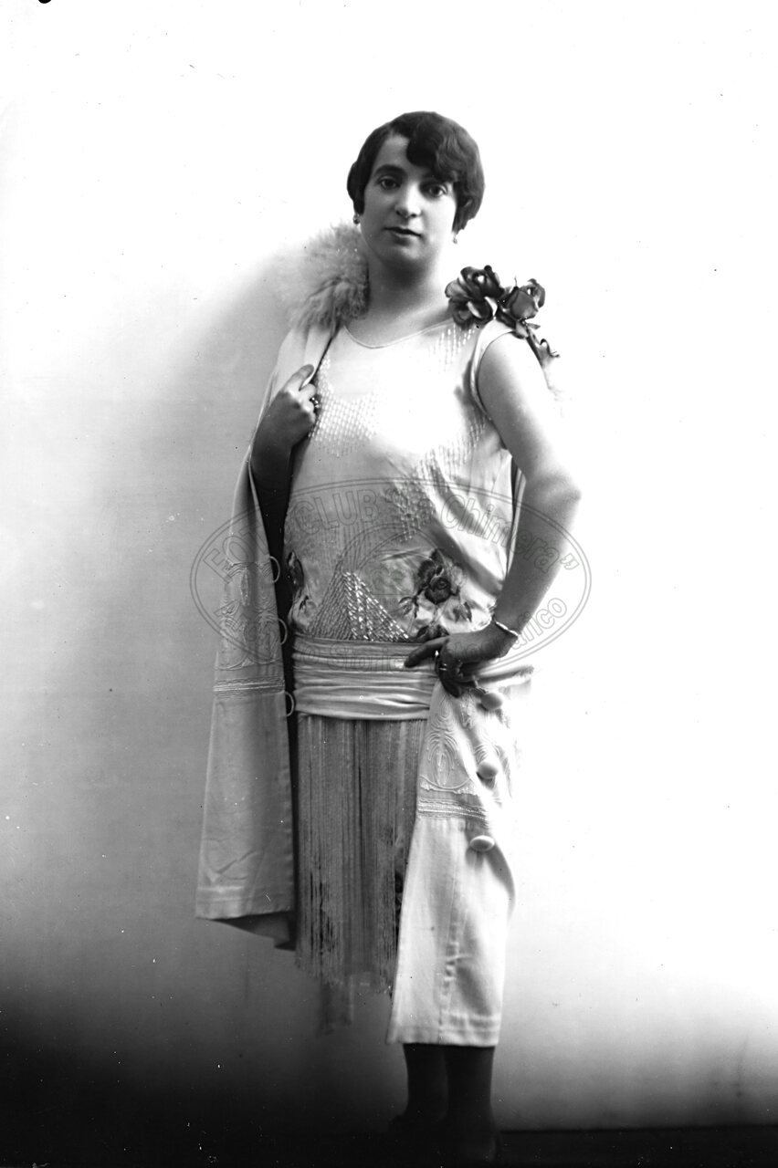 Figura di donna in studio