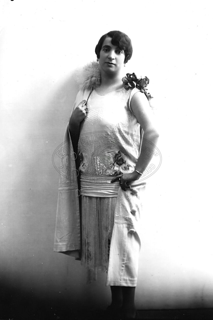 Figura di donna in studio