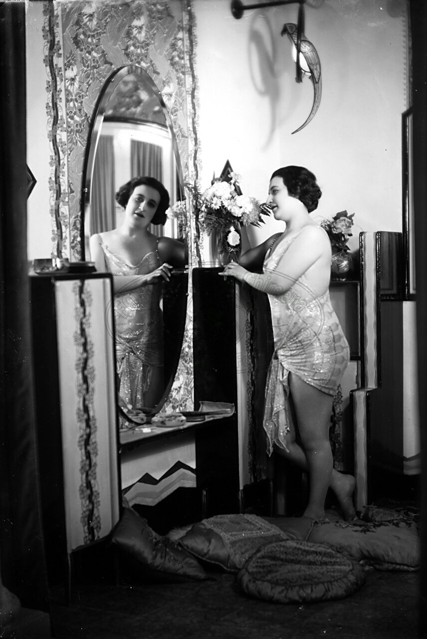 Figura di donna in studio