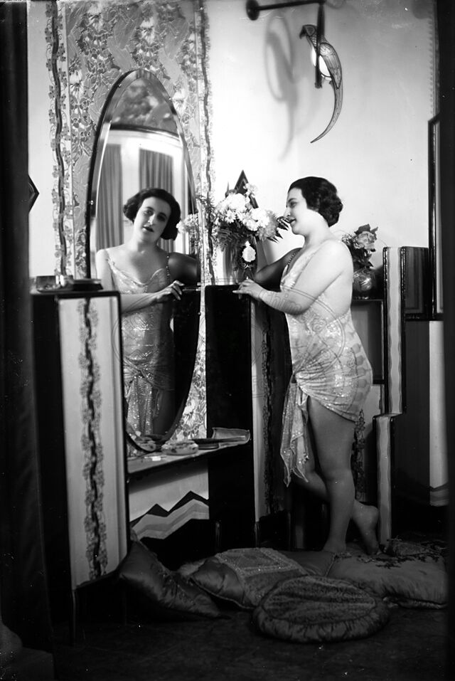 Figura di donna in studio