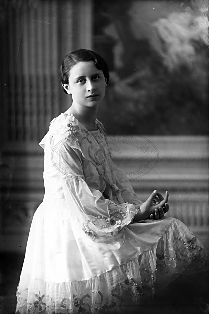 Figura di giovane donna in studio