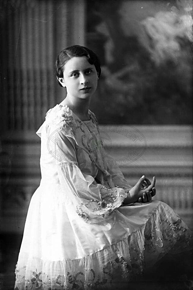 Figura di giovane donna in studio